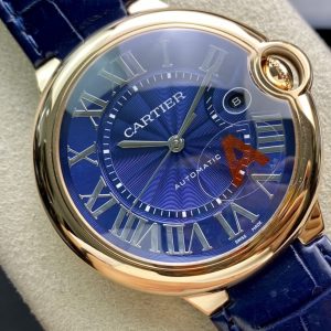 Alternative view of Cartier 42mm Ballon Bleu 1. Newly upgraded case with enhanced polishing details 2. Advanced craftsmanship: Each blue spinel crown stone perfectly mirrors the genuine model's curvature 3. Sapphire processing exclusively via CNC machining centers ensures flawless crescent-shaped gemstone presentation 4. Enhanced glass coating technology improves both water resistance and aesthetics 5.Completely upgraded dial with more refined details, featuring silver-plated anti-oxidation treatment. 6. New stainless steel bracelet perfectly synchronized with the latest official version. 7. Packaging upgraded once again, now includes the 2020 official warranty card, instruction manual, and guarantee certificate.